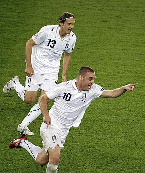 Euro 2008 (25).jpg - Italy's Daniele De Rossi, right, celebrates after scoring, with fellow team member Massimo Ambrosini during the group C match between France and Italy in Zurich, Switzerland, Tuesday, June 17, 2008, at the Euro 2008 European Soccer Championships in Austria and Switzerland.